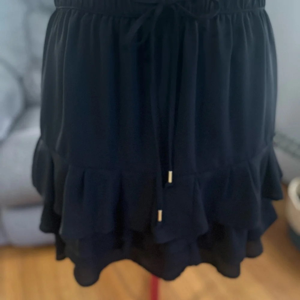 Last chance sale!
Banana Republic Black Skirt SZ 12 - Picture 2 of 5